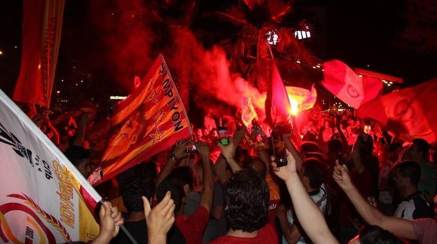 Galatasaray Taraftarı Adana Caddelerine Sığmadı