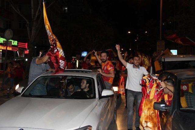 Galatasaray Taraftarı Adana Caddelerine Sığmadı