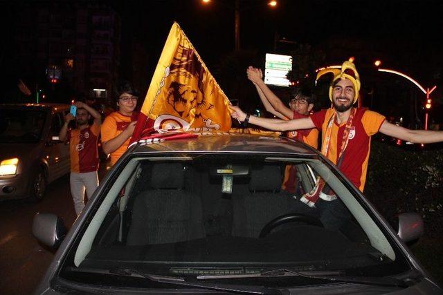 Galatasaray Taraftarı Adana Caddelerine Sığmadı