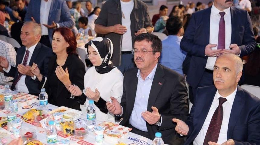Ekonomi Bakanı Zeybekci, Vatandaşlarla İftarda Buluştu
