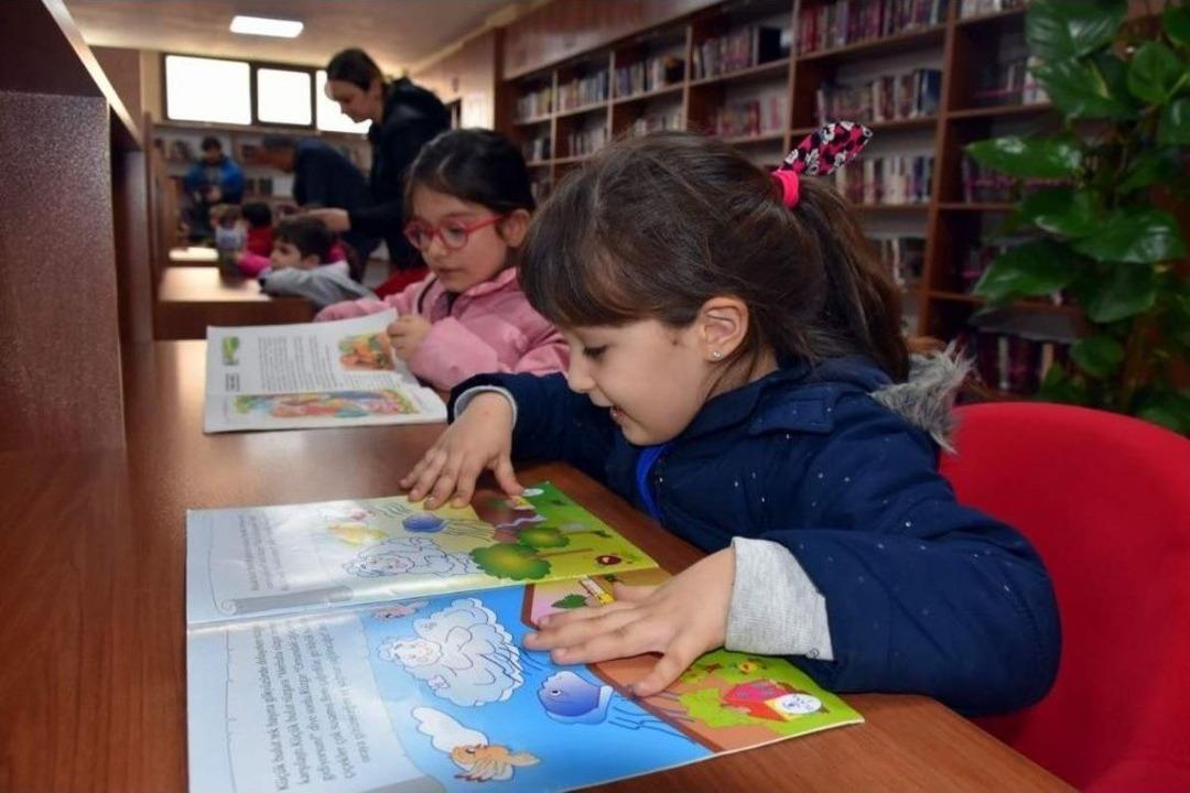 Aliağalı Minik Kitapseverlerden K&uuml;t&uuml;phaneye Ziyaret