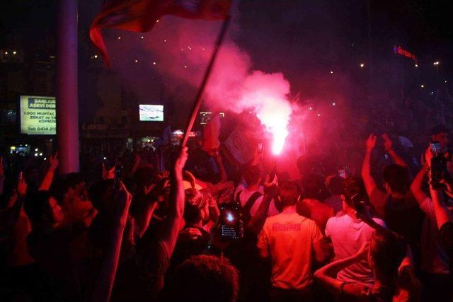 Şanlıurfa’da Galatasaraylı Taraftarlar Meydanlara İndi