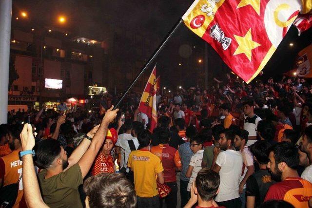 Şanlıurfa’da Galatasaraylı Taraftarlar Meydanlara İndi