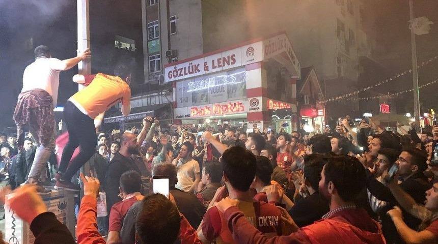Galatasaraylı Taraftarlar, Fatsa&rsquo;da Sokağa D&ouml;k&uuml;ld&uuml;