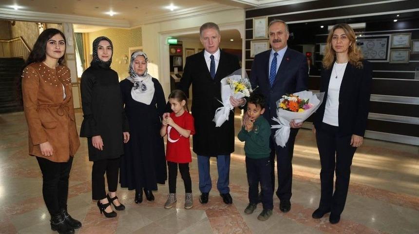 Vali G&uuml;l, Engelli &Ouml;ğrenciler Ve Aileleriyle Buluştu