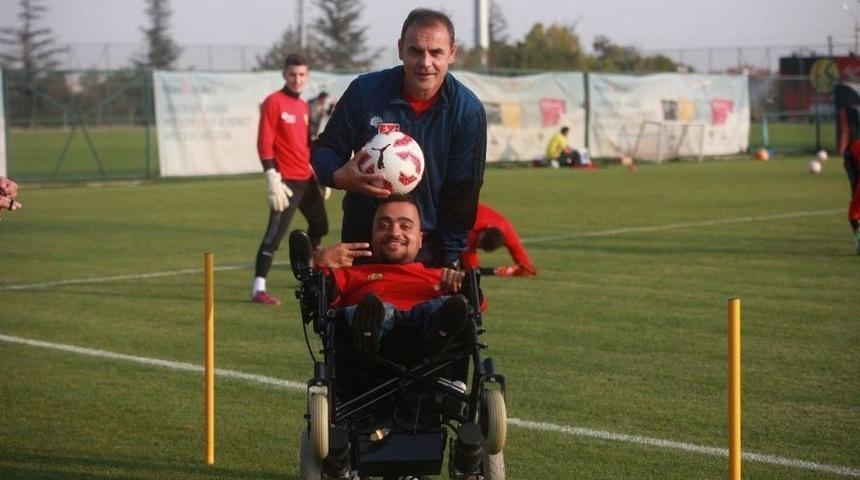 Eskişehirsporlu K&uuml;&ccedil;&uuml;k Dev Adam Sneijder&rsquo;i Eskişehir&rsquo;e Davet Etti