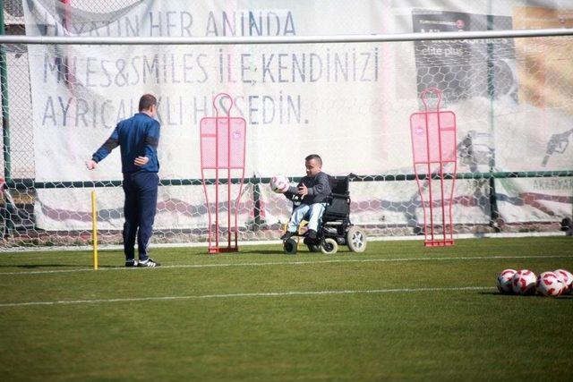 Sneijder&rsquo;den Eskişehirsporlu K&uuml;&ccedil;&uuml;k Dev Adama Mesaj Var 2