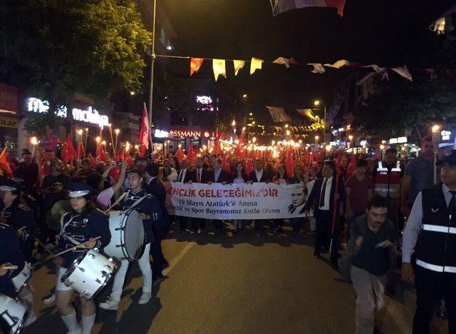 Maltepe’de Coşkulu 19 Mayıs Yürüyüşü