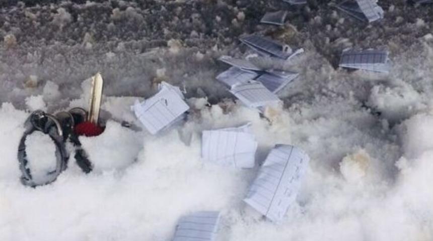 Polisi G&ouml;r&uuml;nce Uyuşturucu Maddeyi Aracın Altına Attı