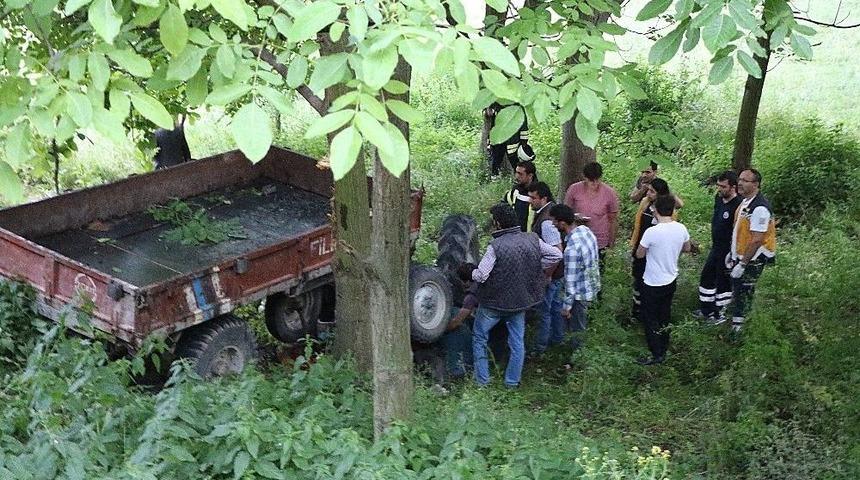 Devrilen Trakt&ouml;r&uuml;n S&uuml;r&uuml;c&uuml;s&uuml; Hayatını Kaybetti