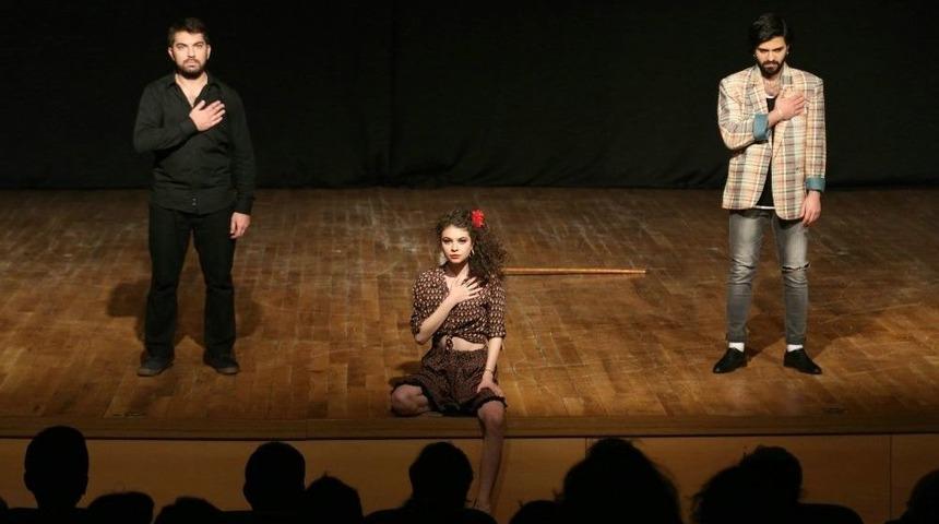 D&uuml;nya Tiyatro G&uuml;n&uuml;&rsquo;ne &Ouml;zel G&ouml;sterim