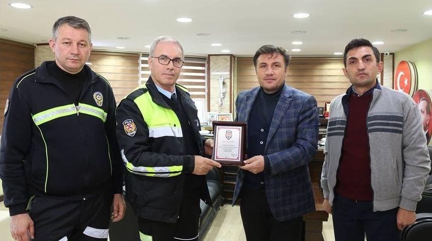 İşadamı Fuat Demir&rsquo;e Oltu B&ouml;lge Trafik İstasyon Amirliği Tarafından Bir Plaket Verildi