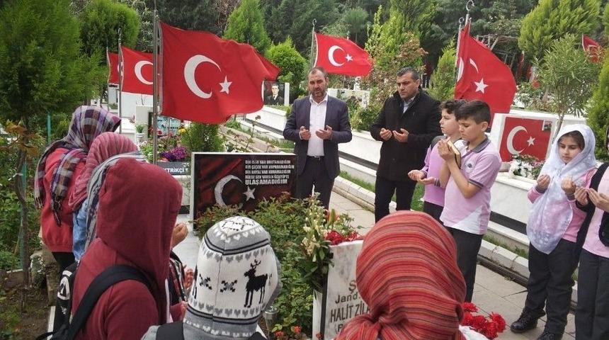 Öğrencilerden, Okullarına Adı Verilen Şehidin Kabrine Anlamlı Ziyaret