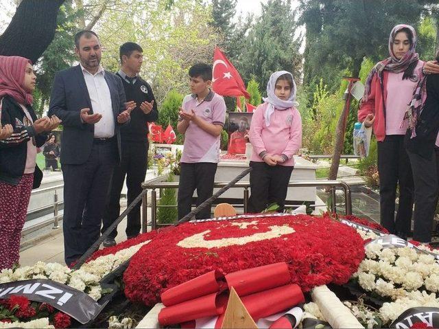 Öğrencilerden, Okullarına Adı Verilen Şehidin Kabrine Anlamlı Ziyaret