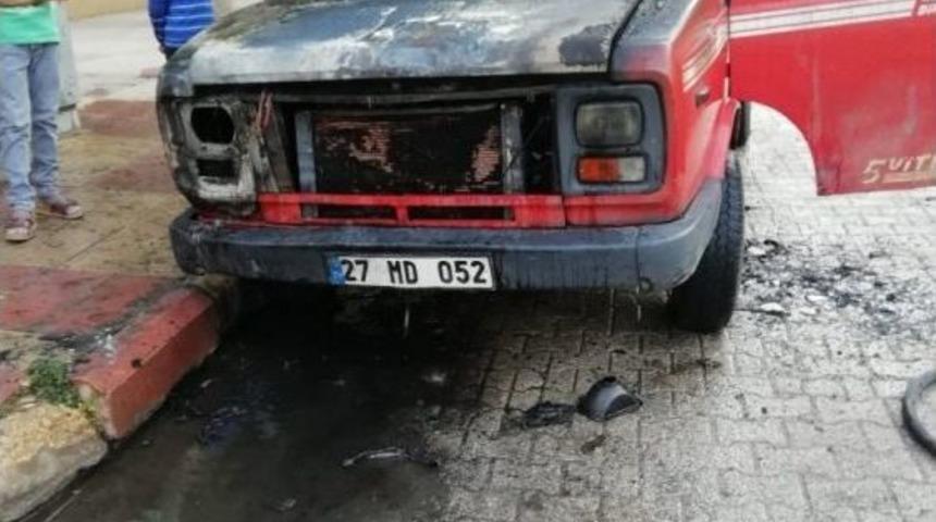 Seyir Halindeki Kamyonet Alev Alev Yandı