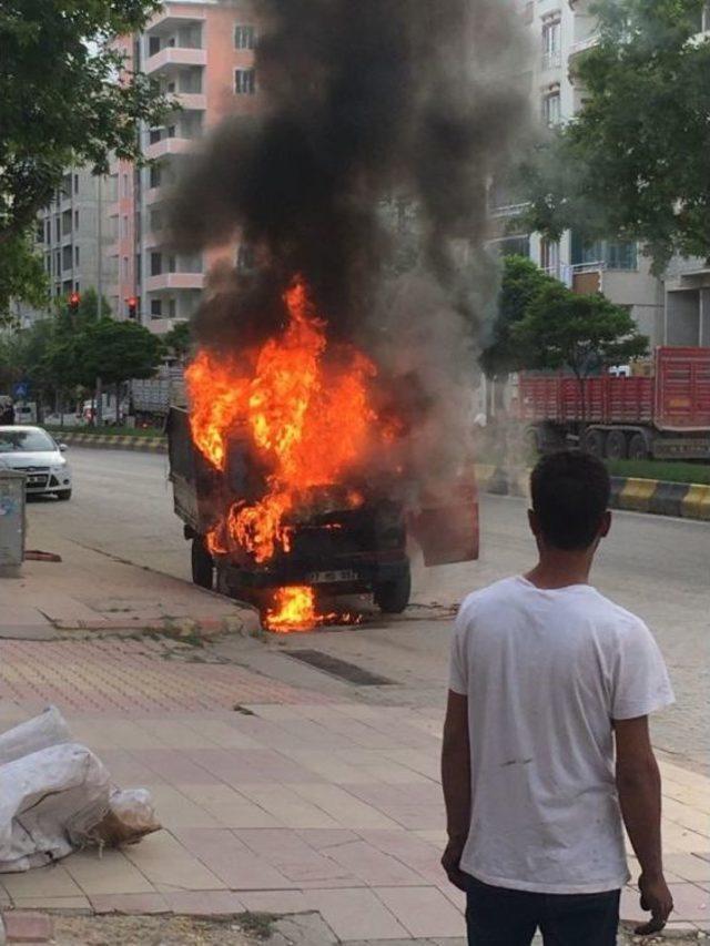 Seyir Halindeki Kamyonet Alev Alev Yandı