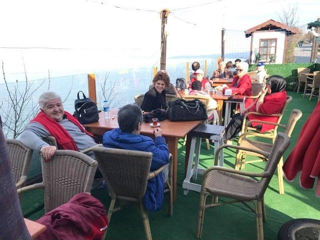 Kızılay Huzurevi Sakinleri Güneşin Tadını Çıkardılar