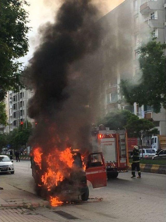 Seyir Halindeki Kamyonet Alev Alev Yandı