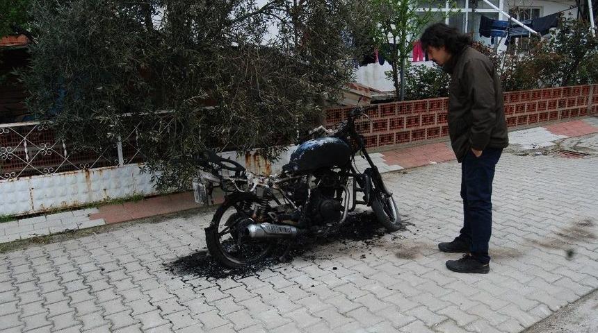 Bayrami&ccedil;&rsquo;te Motosikleti Yaktılar