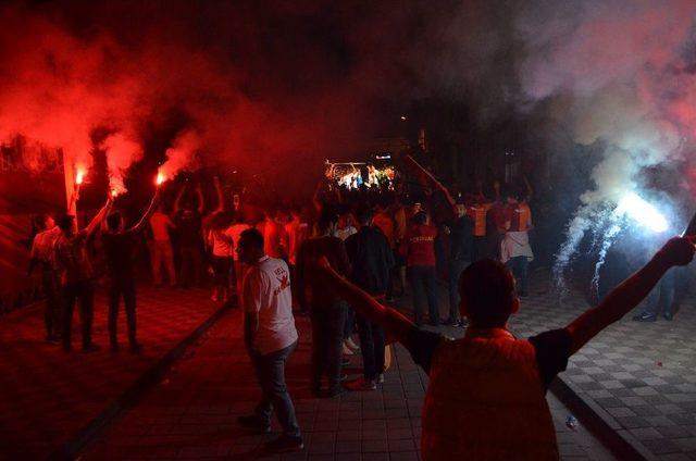 Şampiyonluk Sevinci Gece Geç Saatlere Kadar Sürdü