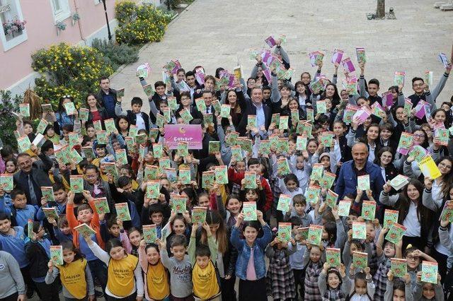 Buca’da Yüzlerce Öğrenciye Kitap