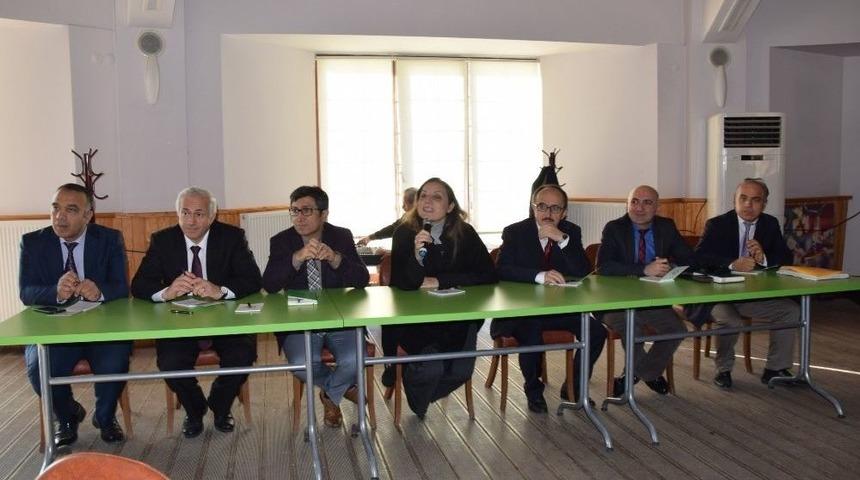 Rekt&ouml;r &Ccedil;akar &Ouml;ğrencilerle Buluştu