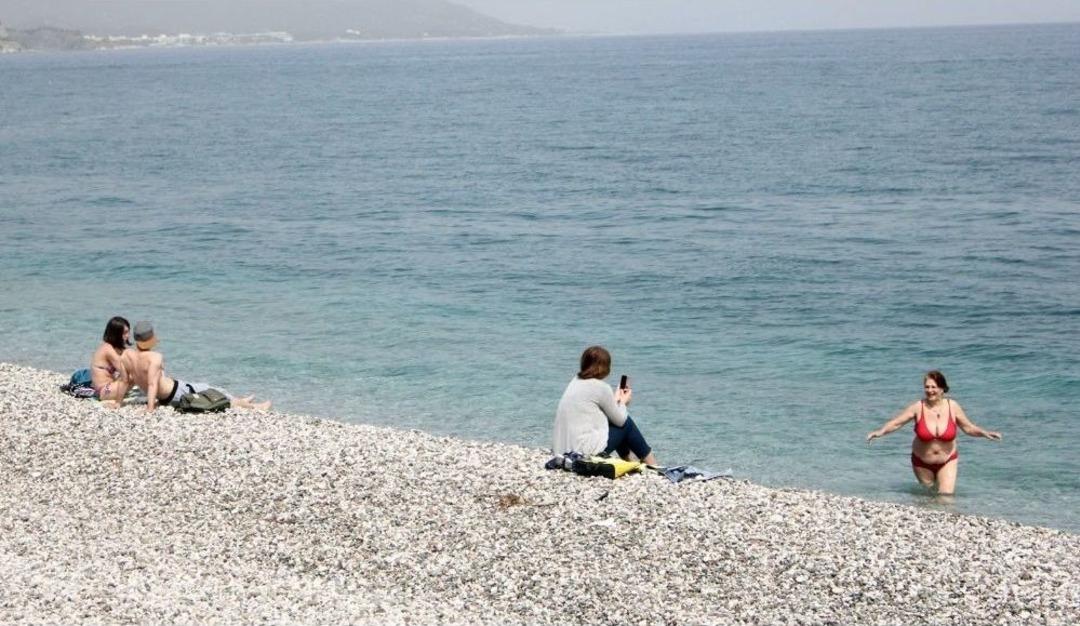 Rus Ve İranlı Turistler Plajlara İndi