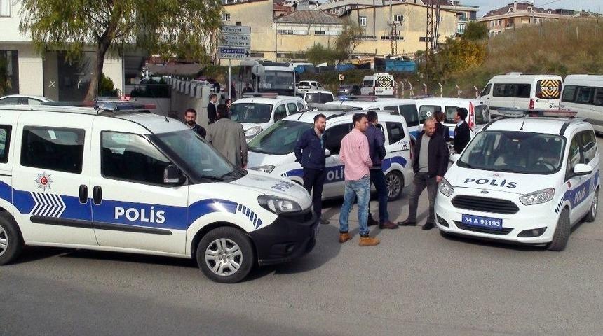 Maltepe&rsquo;de Polis Ara&ccedil;larına Taşlı Ve Sopalı Saldırı
