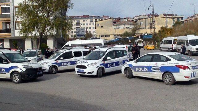 Maltepe’de Polis Araçlarına Taşlı Ve Sopalı Saldırı