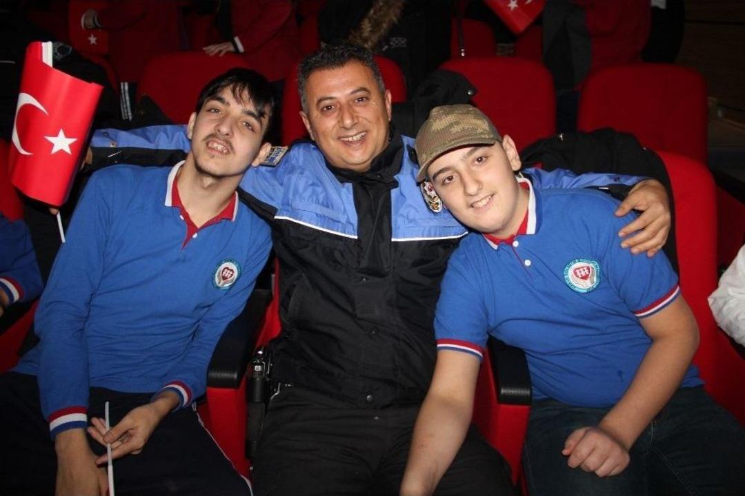 Engelli &Ouml;ğrenciler Polislerle Birlikte Eğlendi