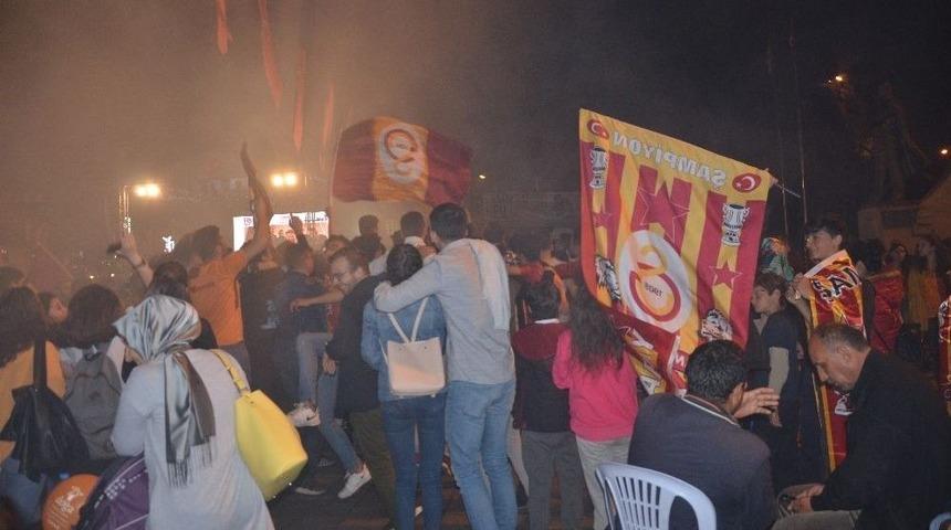 &Uuml;nye Meşalelerle Şampiyonluğu Kutladı