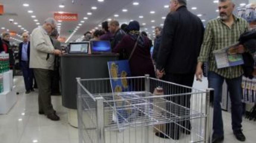 Koaceli&rsquo;de Teknoloji Mağazası A&ccedil;ılışında İzdiham