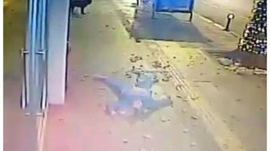 Trt World Muhabirinin Beşinci Kattan D&uuml;şme Anı Kamerada