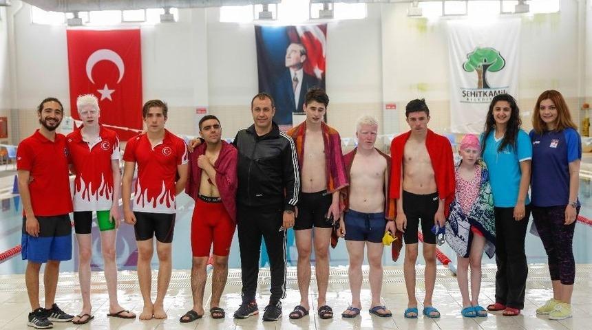 G&ouml;rme Engelli Y&uuml;z&uuml;c&uuml;ler Alleben&rsquo;de Kula&ccedil; Attı