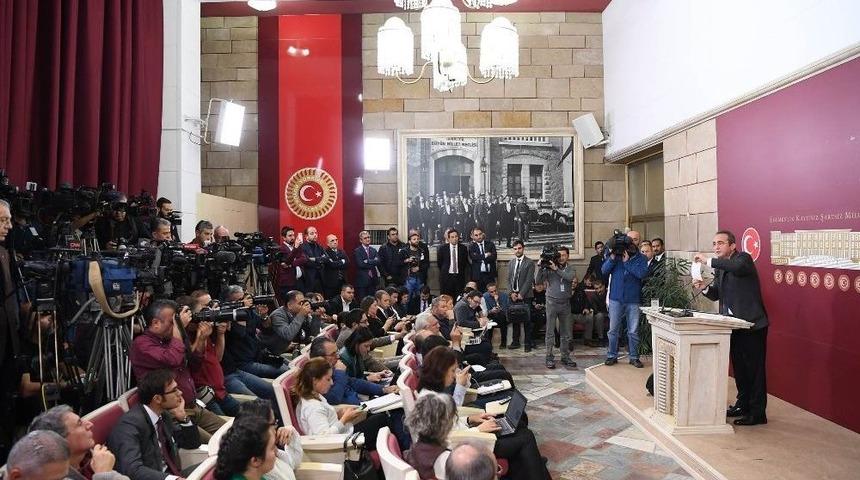 Chp&rsquo;li Tezcan, Kılı&ccedil;daroğlu&rsquo;nun A&ccedil;ıkladığı Belgeleri Basın Mensuplarına Dağıttı