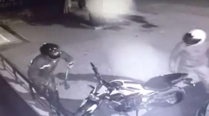 (&ouml;zel) Demir Kesme Makasıyla Zinciri Kesip Motosikleti &Ccedil;aldılar