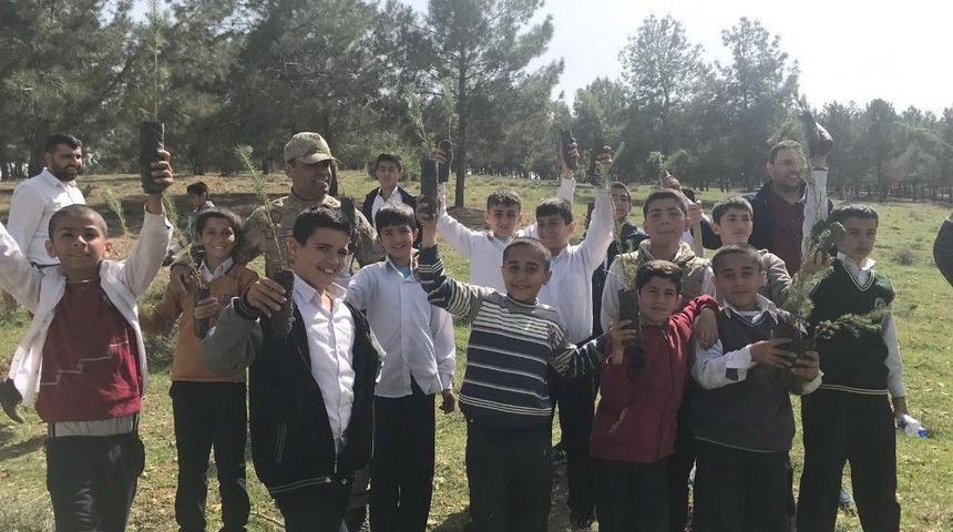 Jandarma &Ouml;ğrencilerle Fidan Dikti