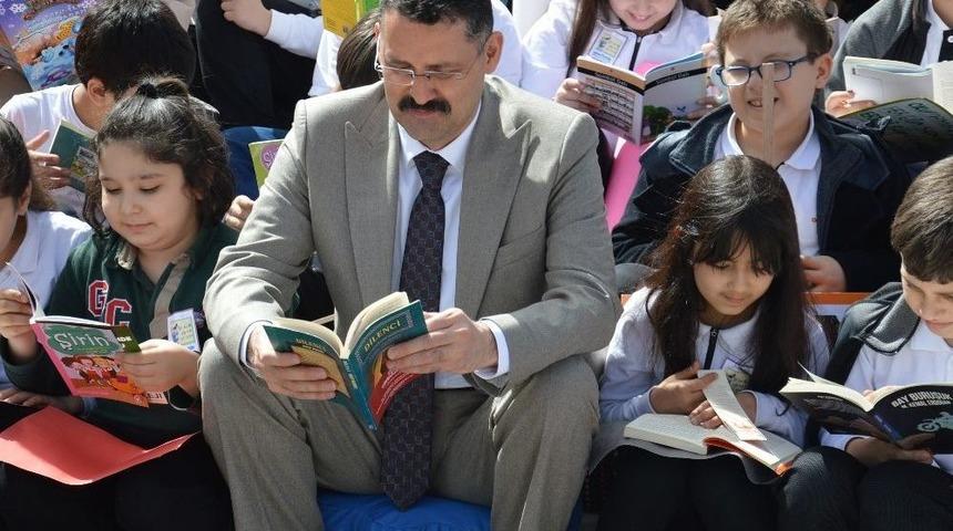 Vali Haktanka&ccedil;maz &Ouml;ğrencilerle Kitap Okudu