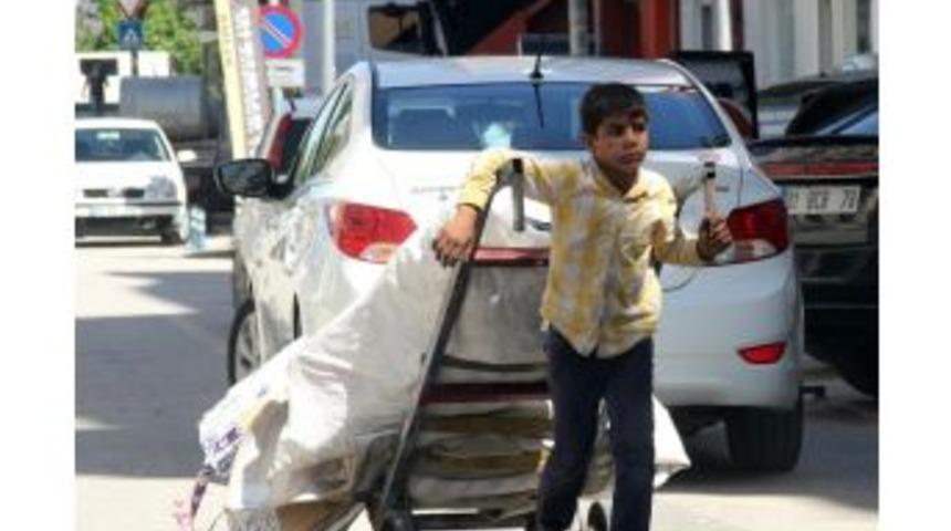 K&uuml;&ccedil;&uuml;k &Ccedil;ocuğun Ekmek M&uuml;cadelesi