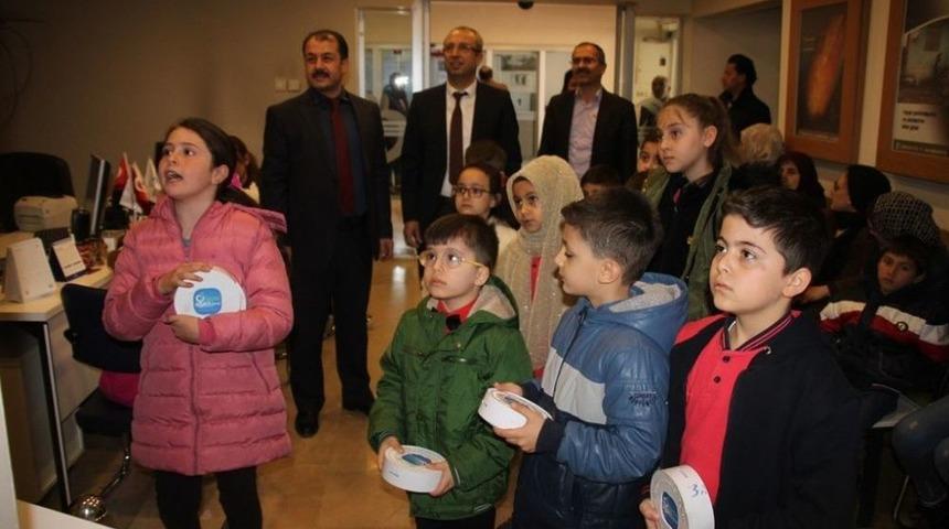 &Ouml;ğrenciler Gıda Bankası&rsquo;nda Yardımlaşmayı &Ouml;ğreniyor