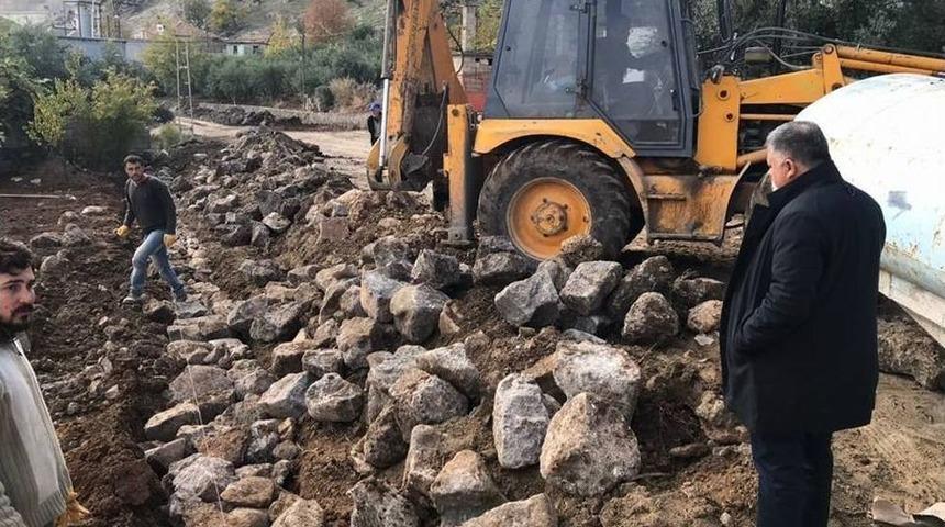 Yol Kenarları Taş Duvarla &Ouml;r&uuml;l&uuml;yor