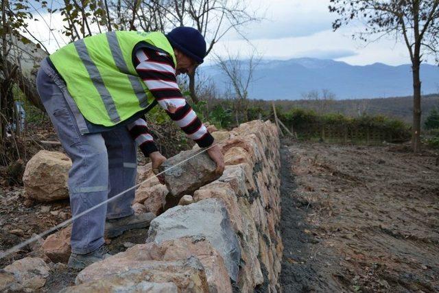 Kartepe Belediyesi’nden Ketenciler’de Taş Duvar Çalışması