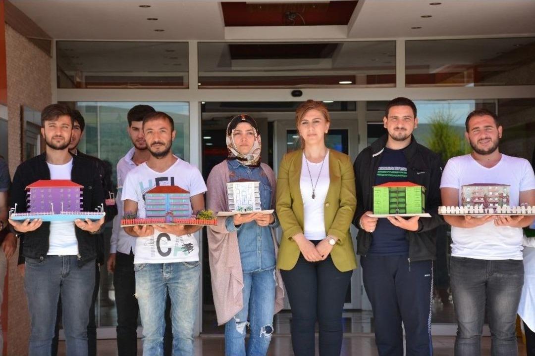 &Ouml;ğrenciler Atık Malzemelerden Maket Ev Yaptılar