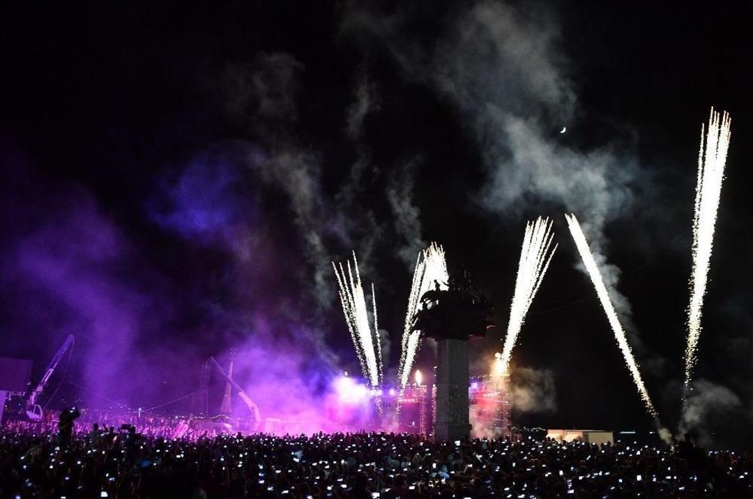 On Binlerce İzmirli G&uuml;ndoğdu&rsquo;ya Aktı