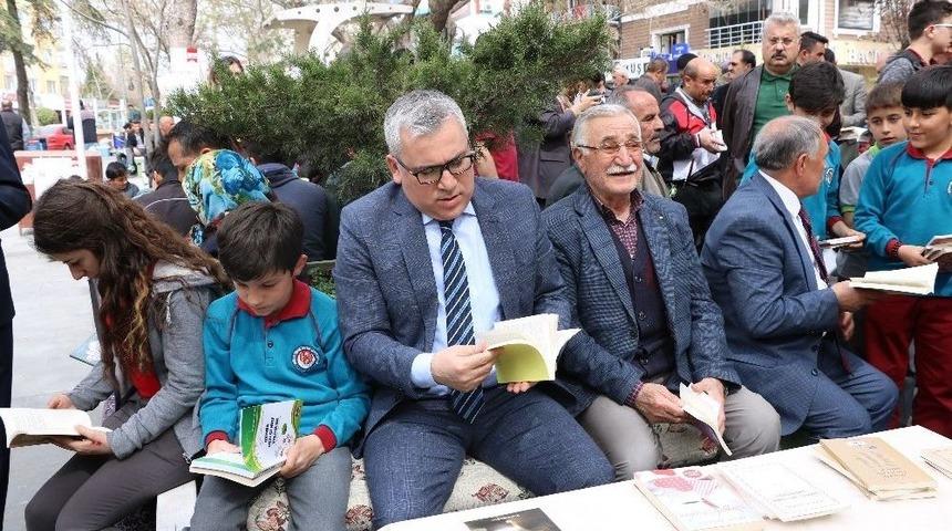 &Ouml;ğrenciler Parkta Kitap Okudu