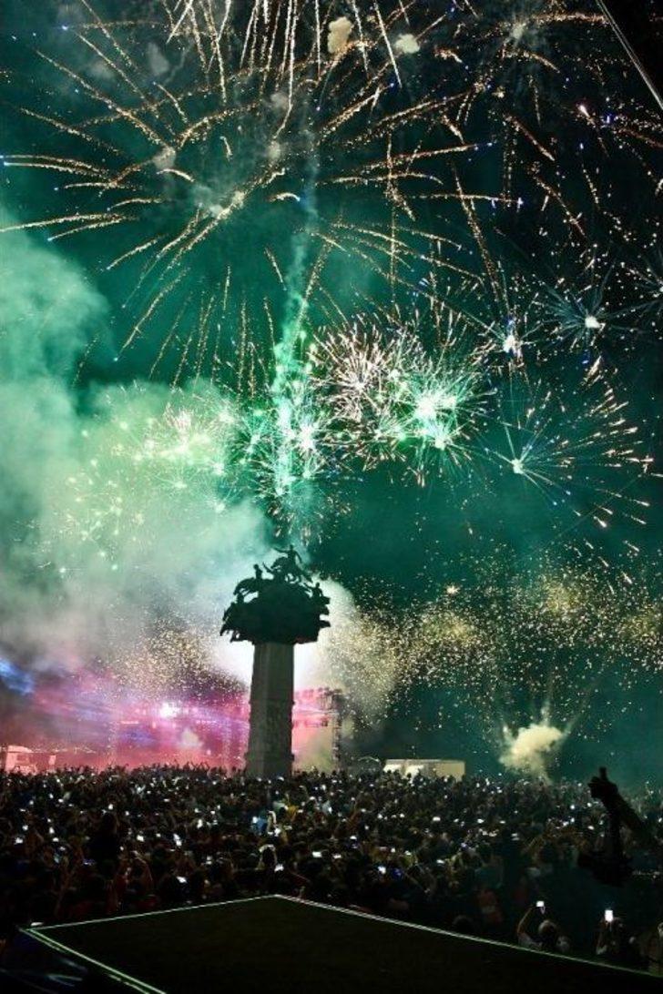 On Binlerce İzmirli Gündoğdu’ya Aktı G4