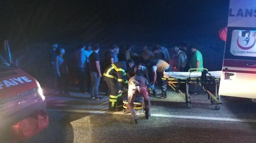 Adıyaman&rsquo;da İki Otomobil &Ccedil;arpıştı: 8 Yaralı