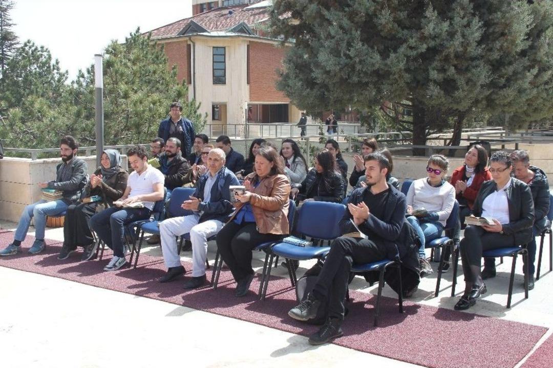 Kitaplar A&ccedil;ık Havada Okundu