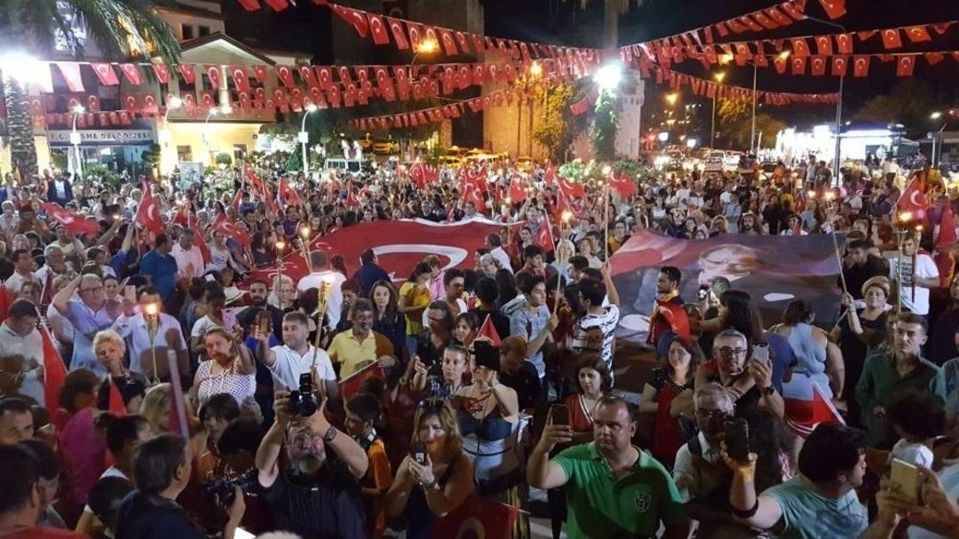 &Ccedil;eşme&rsquo;de Meşaleli 19 Mayıs Y&uuml;r&uuml;y&uuml;ş&uuml;