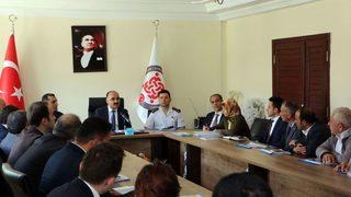 Vali Günaydın Yenişarbademli’de Muhtarlar Toplantısı Düzenledi